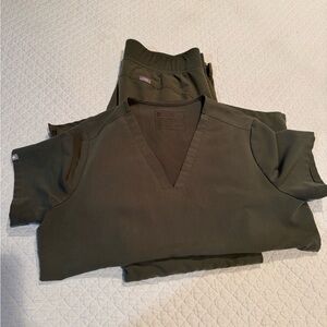 Figs Olive Green top and bottom Medium